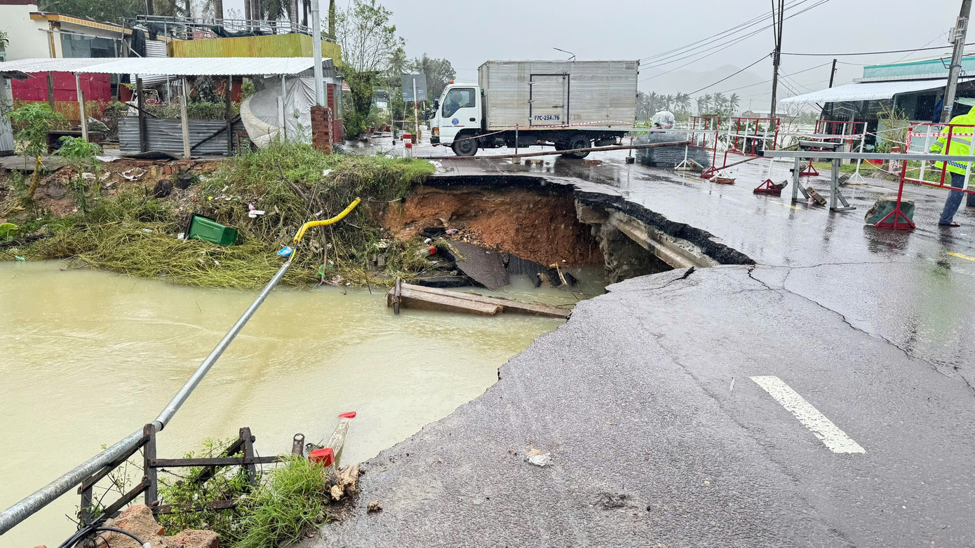 Sắp thông nhiều tuyến đường hư hỏng do mưa lũ Khánh Hòa, Lâm Đồng